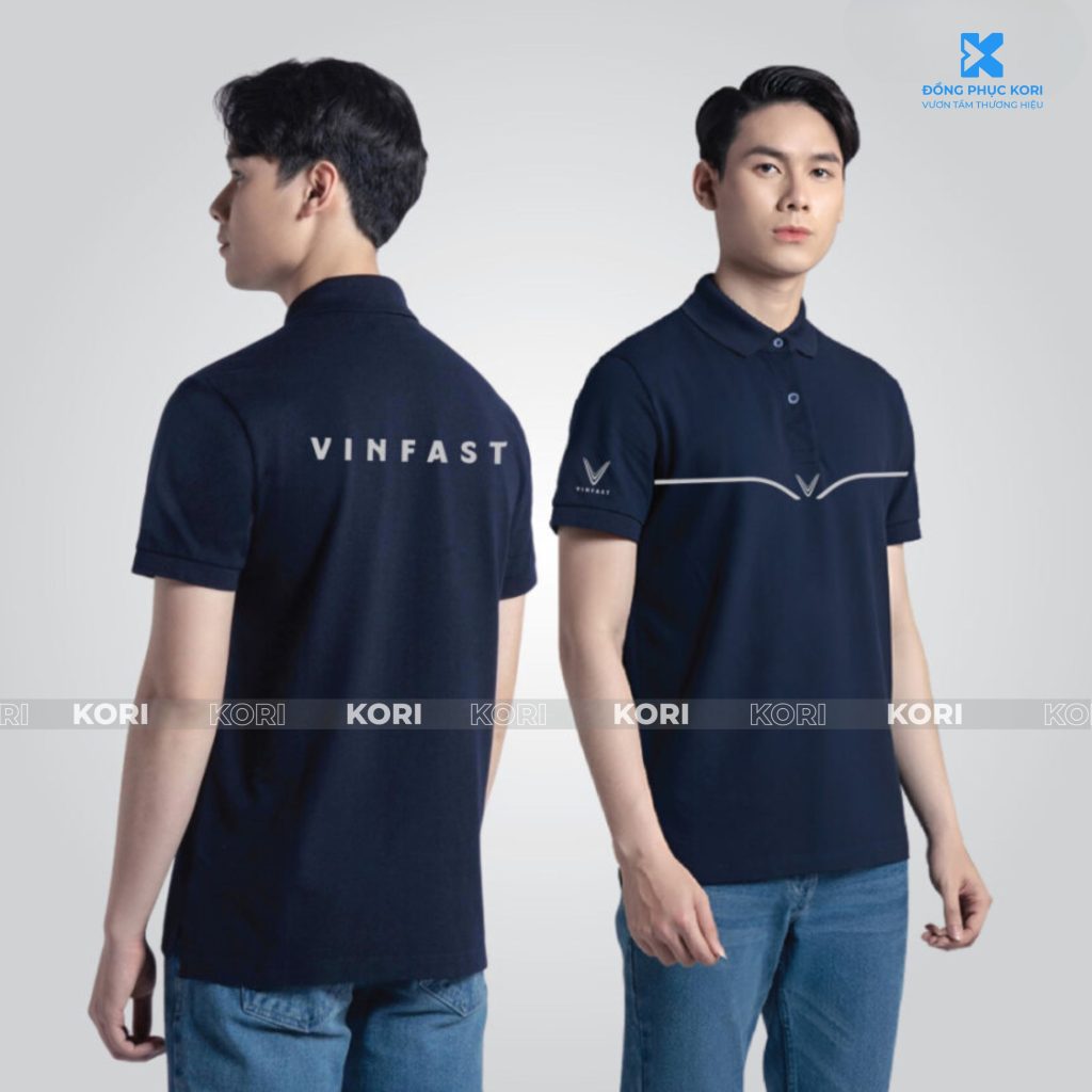 áo đồng phục Vinfast showroom, polo màu ghi sáng có logo thêu ngực trái.