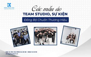 Mẫu áo đồng phục studio, sự kiện màu đen, in logo trắng, đội nhóm mặc tại studio – Thiết kế bởi KORI UNIFORM